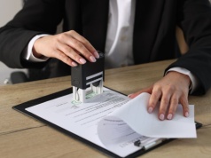 Prawo spadkowe w Polsce. Dziecko ma dopiero miesiąc. "Może paść ofiarą długów dziadka"