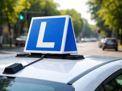 Kobieta bez „prawka” przyjechała na egzamin własnym autem. Wpadła przez rysę
