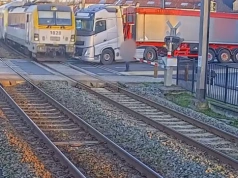 Zestaw utknął na przejeździe, kierowca zdołał wycofać przed jadącym pociągiem