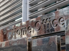 Testy online z języka angielskiego dla imigrantów budzą obawy