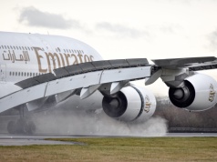 Emirates i Dubaj mają potężny problem. Ataki dronów, paliwo i puste samoloty, ale oficjalnie wszystko jest cacy