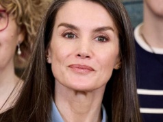 Królowa Letycja zachwyca w błękitnej koszuli. Podobne znajdziesz w Zarze i Reserved, są piękne i twarzowe