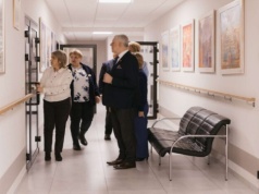 Tam, gdzie najważniejszy jest człowiek – wizyta starosty w częstochowskim hospicjum