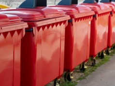 Pojawiły się czerwone pojemniki na śmieci. Mieszkańcy nie muszą dopłacać