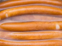 Kiedy wrzucić parówki do wody? Nagminny błąd