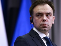 Ryzyko i niepewność. Minister finansów reaguje na raport agencji w sprawie weta prezydenta