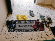 Ani kosze, ani ławki. Oto proste rozwiązanie DIY do przechowywania butów, które oszczędza miejsce