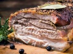 Boczek na Wielkanoc piekę w tej temperaturze. Wychodzi mięciutki, soczysty i doskonale się kroi