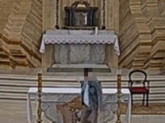 Opluł ołtarz i rzucił krzyżem w tabernakulum. Szokujące nagranie z kościoła