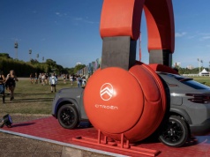 Gigantyczne słuchawki. Nowy Citroën C4 Hybrid na Lollapalooza 2026