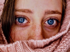 Podwójne nazwisko po ślubie brzmi dumnie, ale jeden błąd w zapisie potrafi zablokować twoją korespondencję