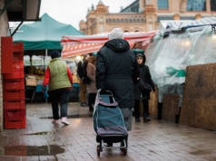 Pokolenie "kartek" kupuje sprytnie. Te sklepy są w topce osób po 60. roku życia