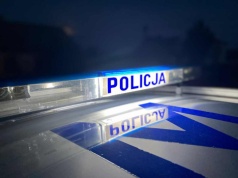 Groza przy lesie! 66-latek podpalił trawy i ruszył z widłami na strażaków