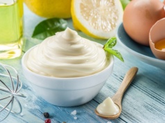 Często używasz majonezu? Zobacz, jak wybrać ten najlepszy oraz ile może stać otwarty. Sprawdź przepis na domowy majonez bez konserwantów