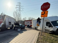 Wypadek na Widzewie. Dwa rozbite samochody blokowały skrzyżowanie
