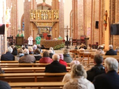 Rzucił krzyżem, pluł na ołtarz przez kilka miesięcy. Proboszcz miał tego dość