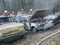 Ktoś podpalił kultowe auta w Świeradowie - Zdroju.  Trzy Wartburgi w ogniu.