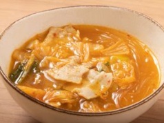 Sycąca zupa jak z chińskiej budki. Nie musisz do niej robić drugiego dania