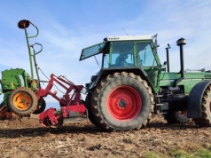 Kupno używanego ciągnika bez PCC – kiedy nie zapłacisz 2% podatku skarbówce?