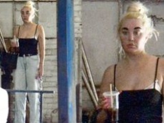 Szczuplejsza o14 kilogramów Amanda Bynes sfotografowana u mechanika (ZDJĘCIA)