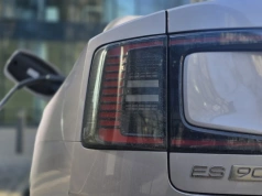 Więcej aut elektrycznych, to mniejsze spalanie ropy. O 2,3 mln baryłek. Dziennie!