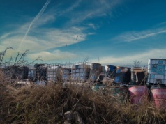 Samorząd znów sprząta po mafii śmieciowej. Ruszył wywóz niebezpiecznych odpadów z ul. Koksowej