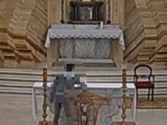 Wszedł do kościoła w kapturze, potem zaczął szaleć. To bulwersujące (FILM)