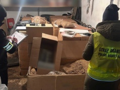 Tytoniowa dziupla w miasteckim garażu. Milion złotych w nielegalnych papierosach i krajance