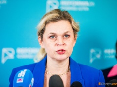 Szefowa MEN, Barbara Nowacka zapowiada w Olsztynie zakaz używania smartfonów w szkołach już od września