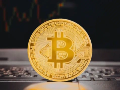 Bitcoin wstrzymał oddech. Ekspert: „dzisiejsze wydarzenie wskaże dalszy kierunek dla BTC”