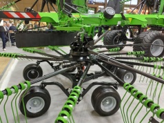 SaMASZ Z4-1550 już w produkcji. Nowa czterowirnikowa zgrabiarka o szerokości do 15,5 m