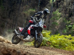 Dlaczego wciąż kupujemy marketingowe kłamstwa o motocyklach adventure