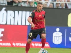 Lukas Podolski za to zagranie natychmiast wyleciał z boiska. Teraz dostał dodatkową karę
