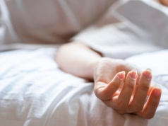 Budzisz się i ręka odmawia współpracy? To syndrom sobotniej nocy