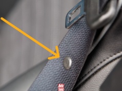 Co robi plastikowy guzik na pasie bezpieczeństwa? Daje komfort i chroni