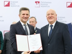 "Mentalnie znajduje się po stronie Tuska". PiS chce usunąć senatora z klubu