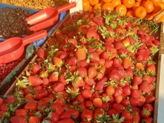 Polacy popełniają ten błąd, przechowując truskawki. Prosty trik, aby cieszyć się nimi jak najdłużej