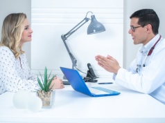 Lekarz bez specjalizacji w POZ w małych miejscowościach? MZ nie planuje zmian