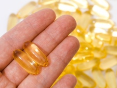 Suplementy z omega-3 łykamy masowo. Eksperci: nie dają efektu, ryzyko dla serca