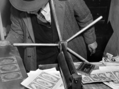 Janusz Krypto: jak kupuje się bitcoiny? Kryptowaluty z giełdy, automatu, czy spod lady?