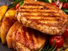 Kroję w plastry i przekładam warzywami. Schab tak soczysty i kruchy, że rozpada się pod widelcem