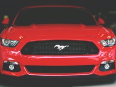 Miał 2 promile i Mustanga za 300 tys. zł. Teraz jego auto ściga piratów drogowych