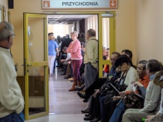 Pacjenci zapłacą, bo rząd boi się medyków. NFZ musi ciąć, zyska sektor prywatny