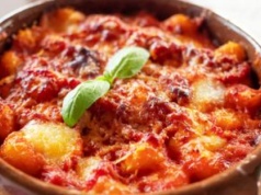 Włoskie kluseczki oblewam sosem i wstawiam do piekarnika. Pyszny obiad na zabiegane dni