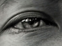 Kolorowe soczewki, które zdefiniują Twój styl. Jak dobrać swój kolor?