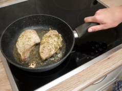 Powszechny błąd w kuchni. Kosztuje zdrowie, prowadzi do raka