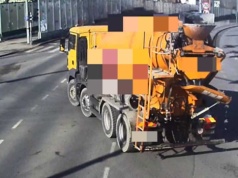 Beton z gruszki wylał się na ruchliwej ulicy Olsztyna