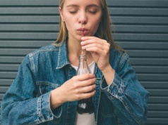 Oto najmodniejsze paznokcie na wiosnę 2026 według generacji Z. Manicure "musujący brokatem"