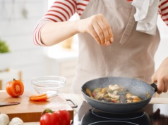 Nowa era w kuchni. Polacy planują posiłki i czytają etykiety