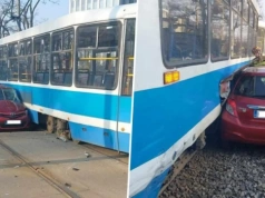 Samochód zderzył się z tramwajem na Strzegomskiej. Torowisko zablokowane w obu kierunkach